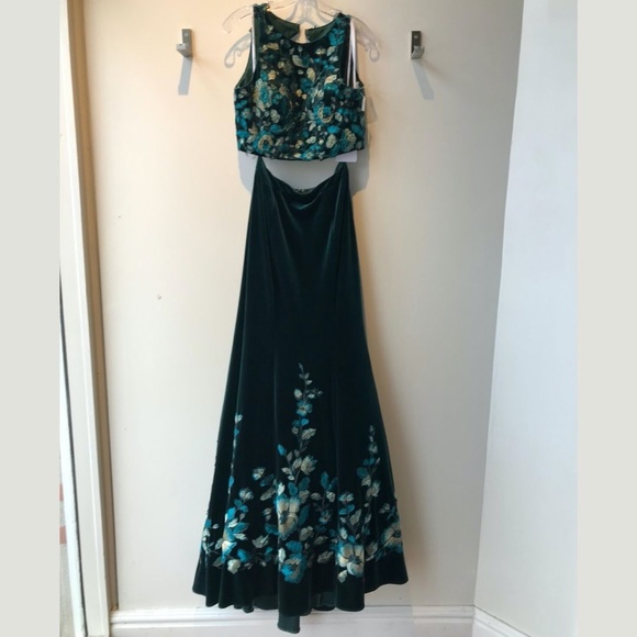 Mon Cheri 'Ellie Wilde' Floral Velvet Two-Piece Gown - Picture 6 of 10